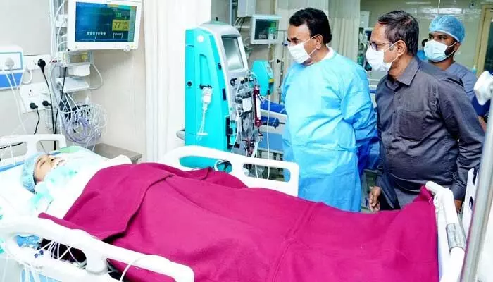 ఎక్సైజ్ కానిస్టేబుల్ సౌమ్యపై దాడి దురదృష్టకరం.. పరామర్శించిన మంత్రి జూపల్లి ఎక్సైజ్ కానిస్టేబుల్ సౌమ్యపై దాడి దురదృష్టకరం.. పరామర్శించిన మంత్రి జూపల్లి