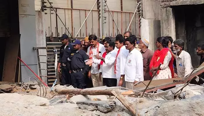 జీహెచ్ఎంసీ అధికారులు నిద్ర పోతున్నారా?.. నాంపల్లి ఘటనా స్థలాన్ని సందర్శించిన సీపీఎం బృందం జీహెచ్ఎంసీ అధికారులు నిద్ర పోతున్నారా?.. నాంపల్లి ఘటనా స్థలాన్ని సందర్శించిన సీపీఎం బృందం