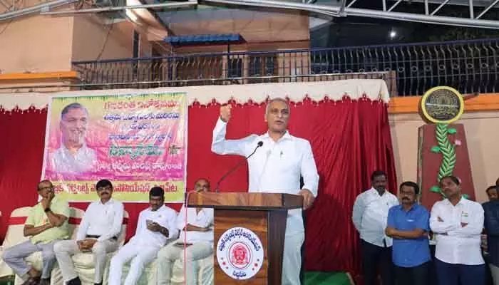 ఉద్యోగుల సమస్యల పై అసెంబ్లీ ప్రశ్నిస్తా : మాజీ మంత్రి తన్నీరు హరీష్ రావు ఉద్యోగుల సమస్యల పై అసెంబ్లీ ప్రశ్నిస్తా : మాజీ మంత్రి తన్నీరు హరీష్ రావు