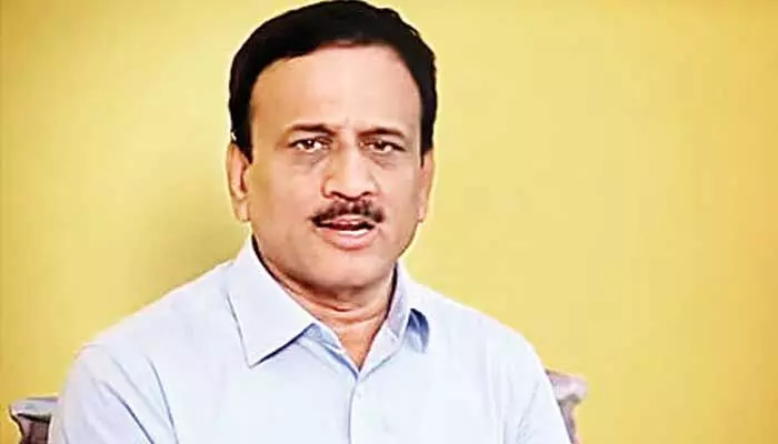 మంత్రిపై నిండు సభలో చిందులు తొక్కిన మహిళా అధికారి మంత్రిపై నిండు సభలో చిందులు తొక్కిన మహిళా అధికారి
