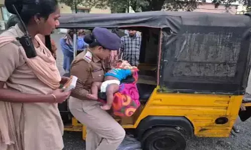 విశాఖ : చిన్నారిని రక్షించిన రైల్వే పోలీసులు