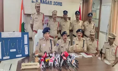 ఇద్ద‌రు అంత‌రాష్ట్ర చైన్ స్నాచ‌ర్ల అరెస్ట్