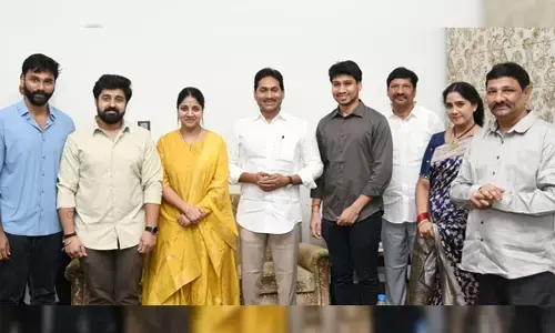 అక్రమ కేసులకు భయపడొద్దు.. మాజీ సీఎం వైఎస్ జగన్‌ను కలిసిన జోగి రమేష్‌ కుటుంబ