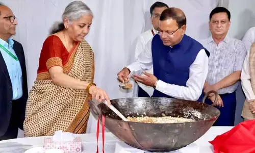 బడ్జెట్‌ హల్వా వేడుక.. అధికారుల లాక్‌-ఇన్‌