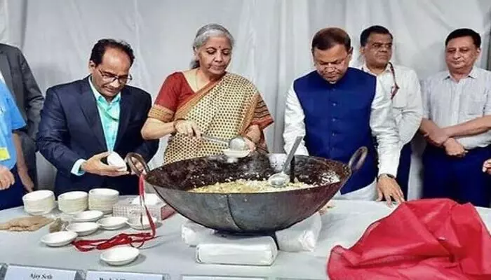 Finance Ministry: హల్వా వేడుకలో పాల్గొన్న ఆర్థిక మంత్రి నిర్మలమ్మ Finance Ministry: హల్వా వేడుకలో పాల్గొన్న ఆర్థిక మంత్రి నిర్మలమ్మ