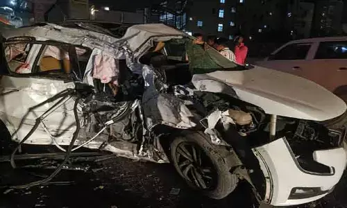 ఘోర రోడ్డు ప్రమాదం..  పిల్లర్‌ను ఢీకొట్టిన కారు, ఇద్దరు ఇంజనీరింగ్ విద్యార్థులు దుర్మరణం
