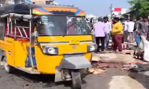 బోల్తా కొట్టిన ఆటో.. రోడ్డున పడిన మద్యం సీసాలు