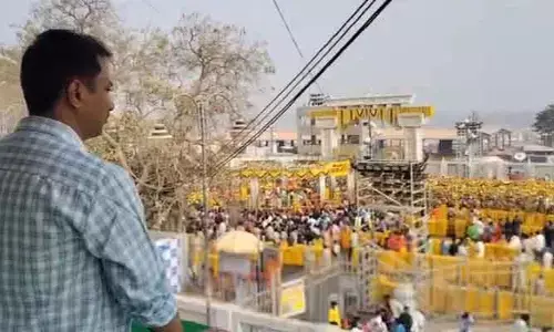 భక్తులతో కిటకిటలాడుతున్న మేడారం గద్దెల ప్రాంతం