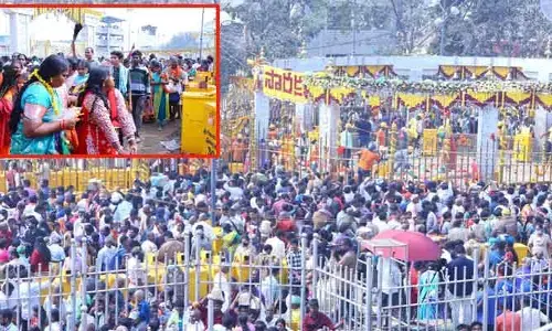 మేడారంలో గద్దెలపైకి వనదేవతలు రాకముందే పోటెత్తిన భక్తులు