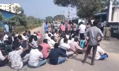 ఇంట‌ర్మీడియ‌ట్ విద్యార్థి బలవన్మరణం... కుటుంబ సభ్యుల ధర్నా