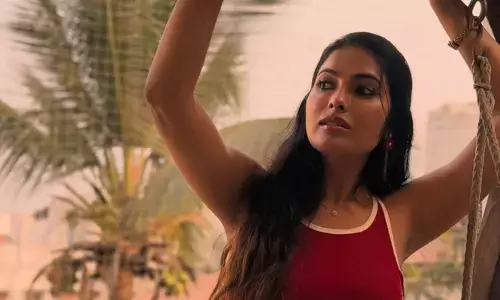 Sun-Kissed Style: Divi Vadthya Radiant in New Golden Hour