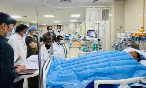 ఎక్సైజ్ కానిస్టేబుల్ సౌమ్య‌ను ప‌రామ‌ర్శించిన పోచారం
