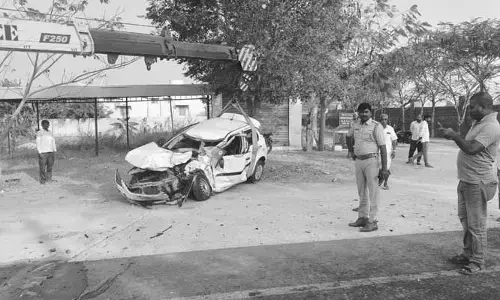 డీసీఎం-కారు ఢీ.. వ్య‌క్తి మృతి
