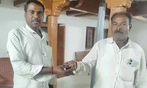 దొరికిన బంగారం..తిరిగి ఇచ్చేసిన  ఆటో డ్రైవర్‌