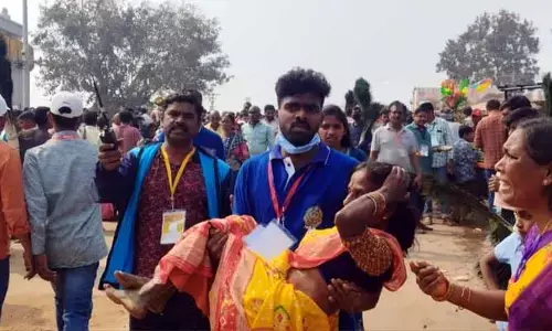 Medaram Jatara 2026: మేడారం క్యూ లైన్లలో తొక్కిసలాట.. మహిళకు గాయాలు