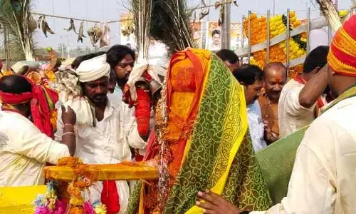 భక్తజన సందోహం మధ్యన గద్దెకు చేరిన సారలమ్మ!
