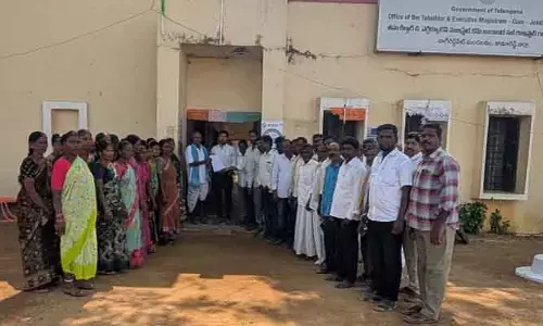 కాస్తులో ఉన్న స్థలాలకు పట్టాలు ఇవ్వాలని త‌హ‌శీల్దార్ కార్యాలయం ఎదుట ధర్నా