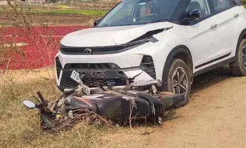 కారు, బైక్ ఢీ, ఓ వ్యక్తికి గాయాలు