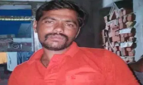 చెట్టు న‌రుకుతుండ‌గా మీద ప‌డి వ్య‌క్తి మృతి