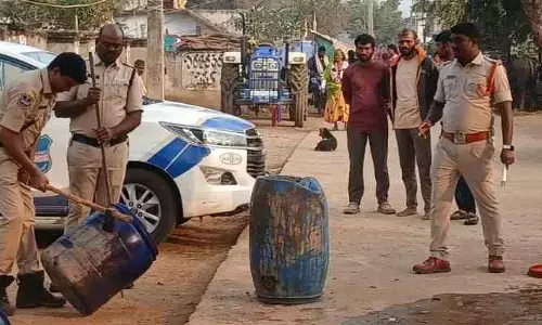 గుడుంబా స్థావరంపై పోలీసుల దాడి