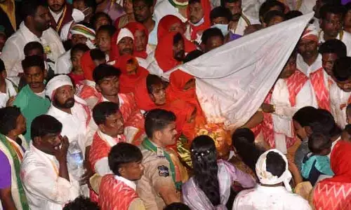 అట్టహాసంగా సారక్క ఆగమనం.. పూజారుల నృత్యాలు, పూనకాలతో దద్దరిల్లిన మేడారం