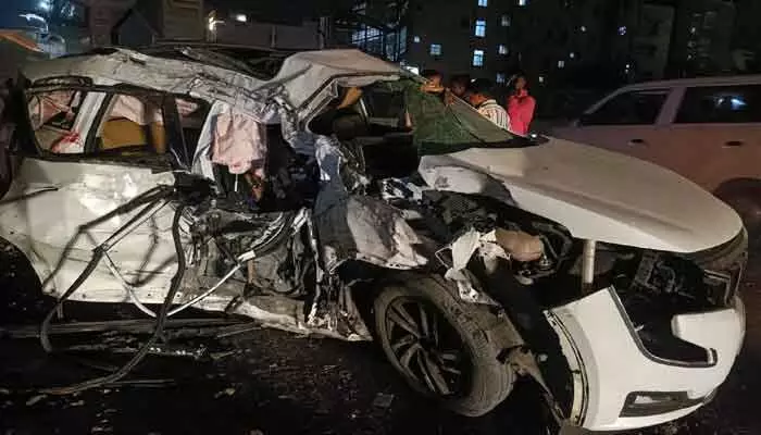 ఘోర రోడ్డు ప్రమాదం.. పిల్లర్ను ఢీకొట్టిన కారు, ఇద్దరు ఇంజనీరింగ్ విద్యార్థులు దుర్మరణం ఘోర రోడ్డు ప్రమాదం.. పిల్లర్ను ఢీకొట్టిన కారు, ఇద్దరు ఇంజనీరింగ్ విద్యార్థులు దుర్మరణం