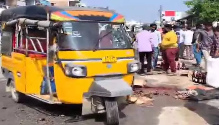 బోల్తా కొట్టిన ఆటో.. రోడ్డున పడిన మద్యం సీసాలు బోల్తా కొట్టిన ఆటో.. రోడ్డున పడిన మద్యం సీసాలు