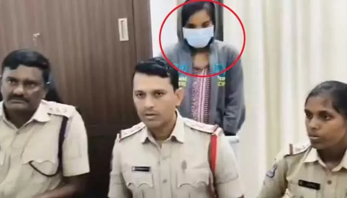 TG: ప్రియుడి కోసం కన్న తల్లితండ్రులనే లేపేసిన కంత్రి నర్సు TG: ప్రియుడి కోసం కన్న తల్లితండ్రులనే లేపేసిన కంత్రి నర్సు