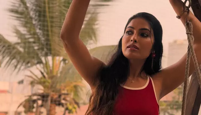 Sun-Kissed Style: Divi Vadthya Radiant in New Golden Hour Sun-Kissed Style: Divi Vadthya Radiant in New Golden Hour