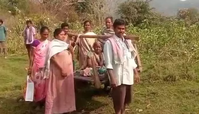 డోలినే స్ట్రెక్చర్...పడవలే అంబులెన్స్..ఆ గిరిజనుల బతుకే ఆగం డోలినే స్ట్రెక్చర్...పడవలే అంబులెన్స్..ఆ గిరిజనుల బతుకే ఆగం