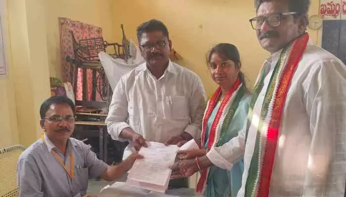 మున్సిపల్ ఎన్నికలు..తొలి నామినేషన్ దాఖలు మున్సిపల్ ఎన్నికలు..తొలి నామినేషన్ దాఖలు