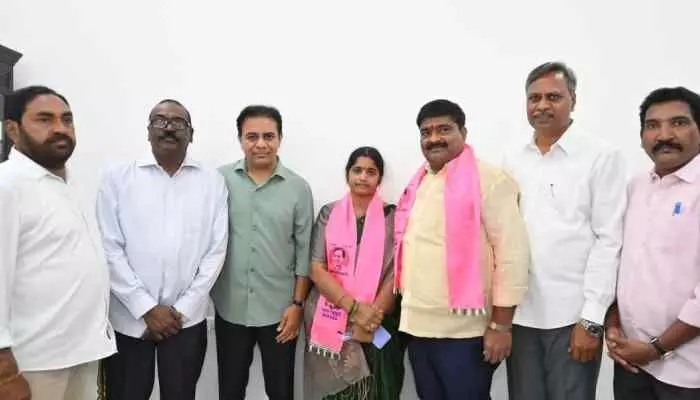 బీఆర్ఎస్ లో చేరిన మాజీ కౌన్సిలర్ భీమా శ్రీవల్లి దంపతులు బీఆర్ఎస్ లో చేరిన మాజీ కౌన్సిలర్ భీమా శ్రీవల్లి దంపతులు