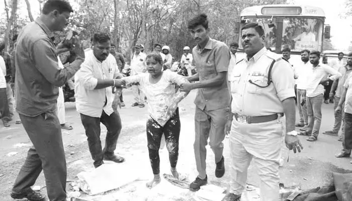 కామారెడ్డి జిల్లాలో విషాదం.. భార్య- భర్తల దుర్మరణం కామారెడ్డి జిల్లాలో విషాదం.. భార్య- భర్తల దుర్మరణం