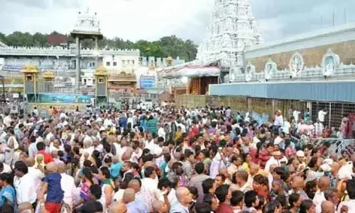 తిరుమలలో కంపార్టుమెంట్లన్నీ ఫుల్.. కృష్ణతేజ గెస్ట్ హౌస్ వరకూ క్యూలైన్