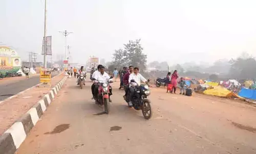 మేడారంలో బైక్ పై మంత్రి పొంగులేటి పరిశీలన