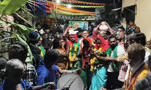 వైభవంగా వనదేవతల జాతర.. నేడు గద్దెకు రానున్న సమ్మక్క