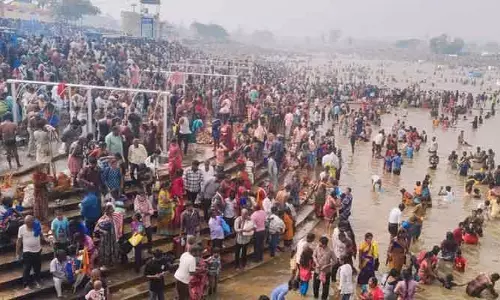 Medaram Jatara : గద్దెపై కొలువుదీరిన సారలమ్మ.. జనసంద్రమైన జంపన్న వాగు