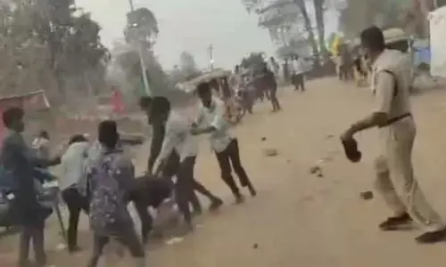 మేడారం సమీపంలో రెడ్డి గూడెంలో ఘర్షణ.. చితక్కోట్టుకున్న ఇరువర్గాలు