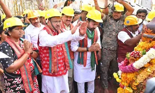 మేడారంలో వన దేవతలను దర్శనం చేసుకున్న కేంద్ర మంత్రులు కిషన్ రెడ్డి, ఓరం