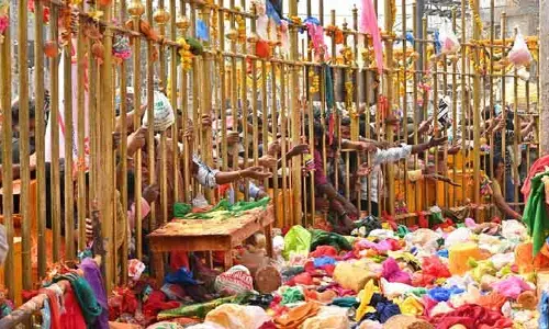మేడారంలో ప్రసాదం కోసం భక్తుల పాకులాట
