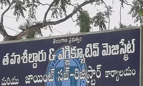 న‌ర్వ త‌హ‌శీల్దార్ కార్యాల‌యంలో నిలిచిపోయిన రిజిస్ట్రేష‌న్లు