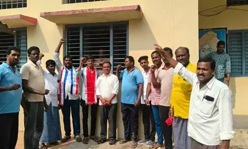 తెలుగు టీచర్ కోసం ఎంఈఓ నిర్బంధం
