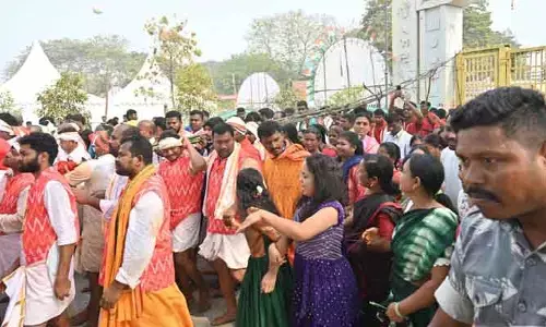 Medaram Jatara 2026 : మేడారం లో వనం (వెదురు కర్రలను) గద్దె పై ప్రతిష్టించిన గిరిజన భక్తులు