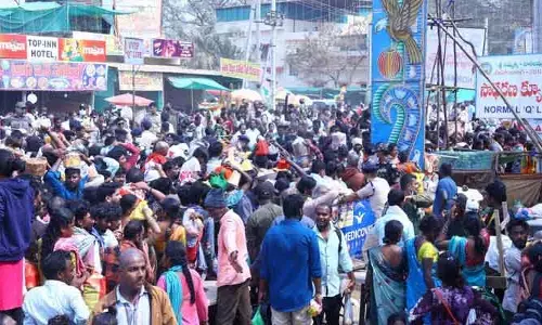 Medaram Jatara 2026 : మేడారానికి  నలుమూలల నుంచి తరలివచ్చిన భక్తులతో కిక్కిరిసిన గద్దెలు