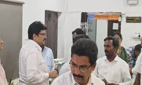 ప్ర‌తి నామినేష‌న్ ప‌త్రాన్ని క్షుణ్ణంగా ప‌రిశీలించాలి : కలెక్టర్ హనుమంతరావు
