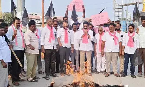 కేసీఆర్ కు సిట్ నోటీస్.. సీఎం రేవంత్ రెడ్డి దిష్టిబొమ్మ ద‌హనం
