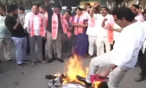 కేసీఆర్‌ను టచ్ చేస్తే అగ్ని గుండమే.. తెలంగాణ భవన్ వద్ద ఉద్రిక్తత
