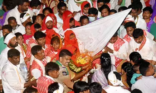 మేడారం జాతరలో మహా ఘట్టం.. భారీ భద్రత నడుమ సమ్మక్క ఆగమనం