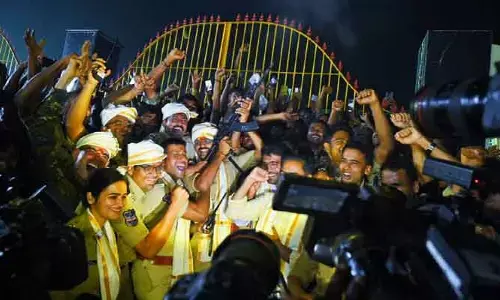 Medaram Jatara 2026 : బైలెల్లిన సమ్మక్క తల్లి.. దద్దరిల్లిన మేడారం