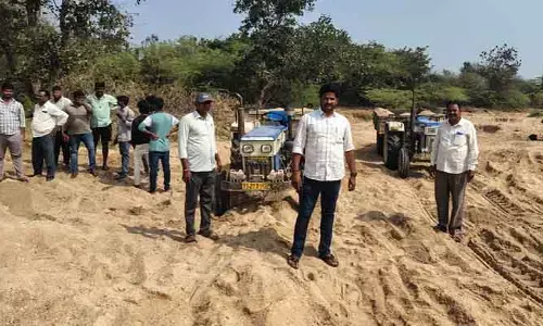 అక్రమంగా ఇసుక తరలిస్తున్న ట్రాక్టర్లను సీజ్‌ చేసిన అధికారులు